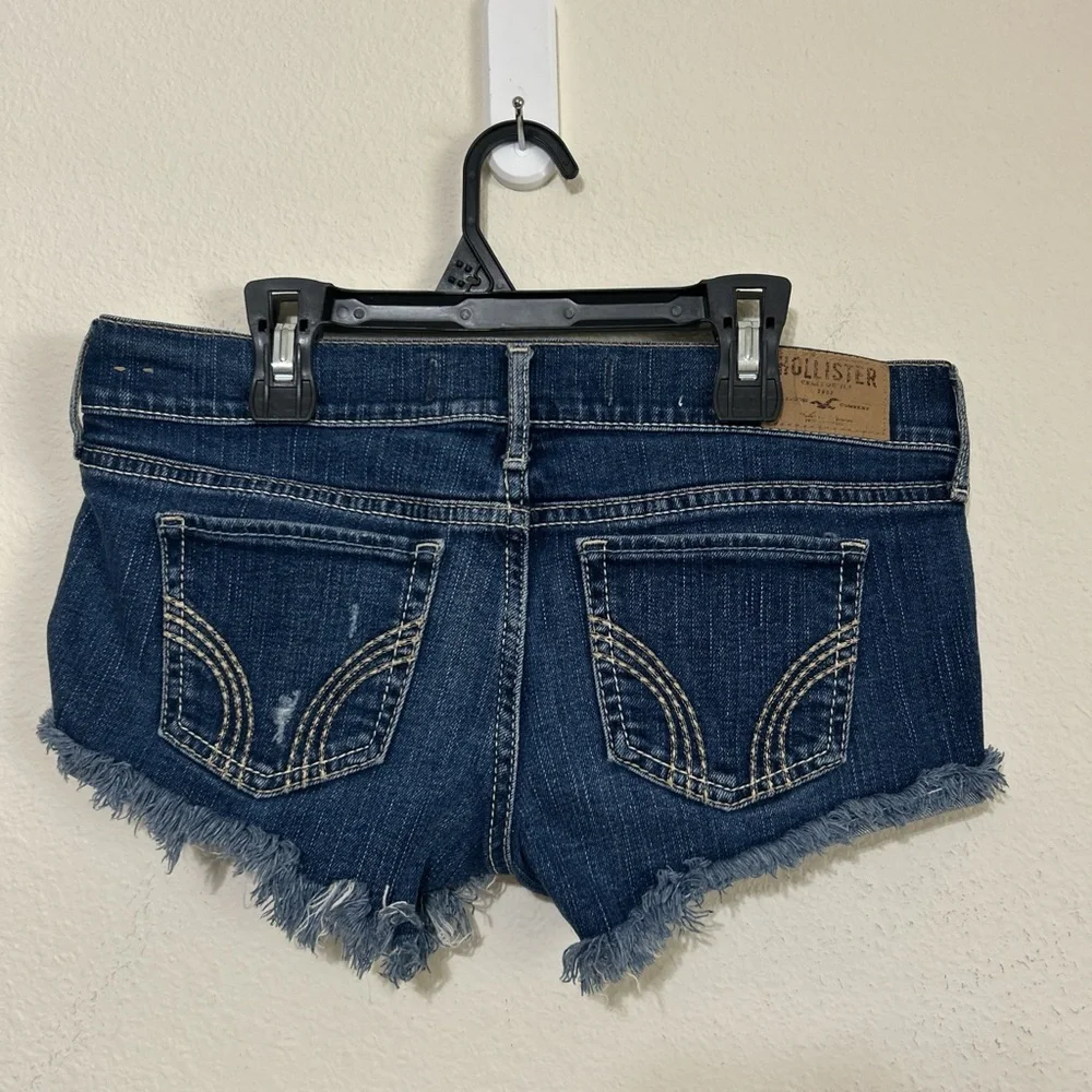 Y2K HOLLISTER Low-Rise Distressed Denim Shortie Shorts So Cal Stretch Size 3/26 - Picture 4 of 5
